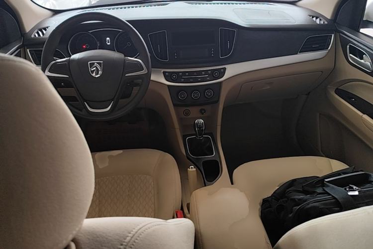 Used Baojun 730 2016 1.5L Manual Value Edition 7 Seats China V Emission Standard Center Console