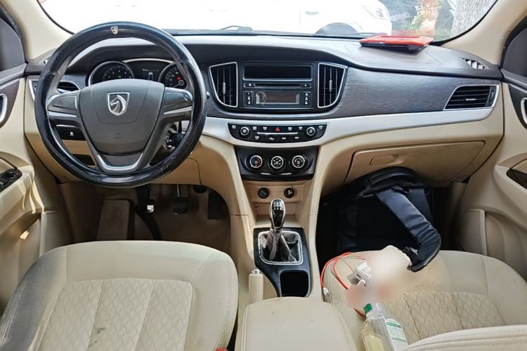 Used Baojun 730 2016 Revised 1.5L Manual Standard Version 7 Seats China V Emission Standard Center Console