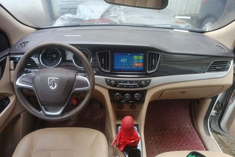 Used Baojun 730 2016 1.5L Manual Comfort Version 7 Seats China V Emission Standard Center Console