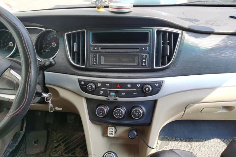 Used Baojun 730 2016 Revised 1.5L Manual Standard Version 7 Seats China V Emission Standard Center Console