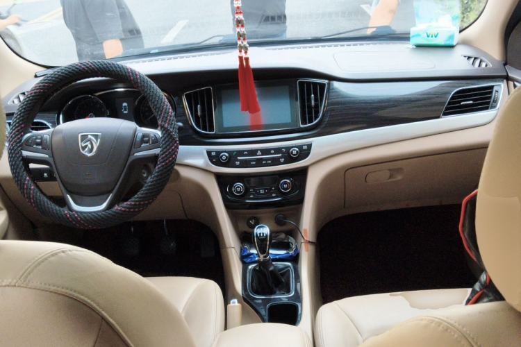Used Baojun 730 2016 1.5L Manual Luxury Edition 7 Seats Center Console