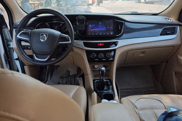 Used Baojun 730 2016 1.5L Manual Comfort Version 7 Seats China V Emission Standard Center Console