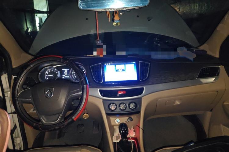Used Baojun 730 2016 Revised 1.5L Manual Standard Version 7 Seats China V Emission Standard Center Console