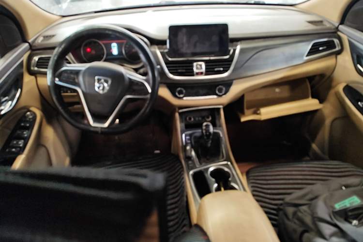 Used Baojun 730 2016 1.5T Manual Luxury Edition 7 Seats Center Console