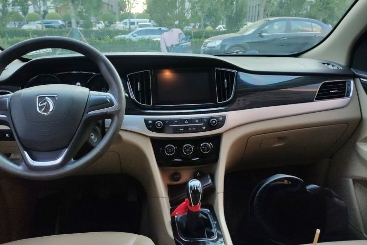 Used Baojun 730 2016 1.5L Manual Comfort Version 7 Seats China V Emission Standard Center Console