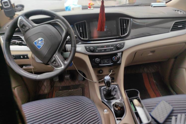 Used Baojun 730 2016 1.5L Manual Luxury Edition 7 Seats Center Console