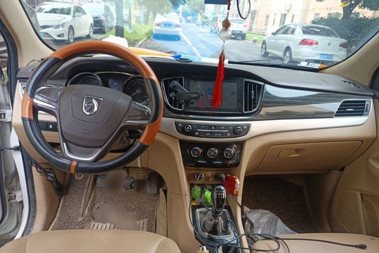 Used Baojun 730 2016 1.5T Manual Comfort Version 7 Seats Center Console