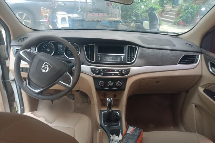 Used Baojun 730 2016 1.5L Manual Value Edition 7 Seats China V Emission Standard Center Console