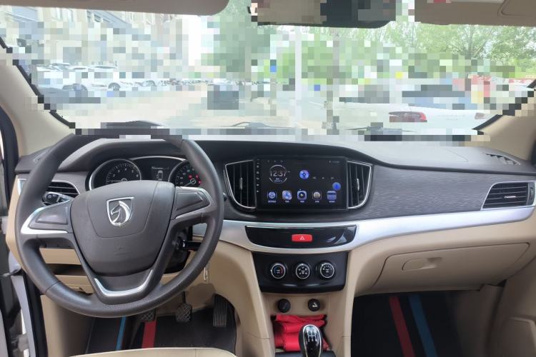 Used Baojun 730 2016 Revised 1.5L Manual Standard Version 7 Seats China V Emission Standard Center Console