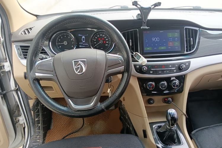 Used Baojun 730 2016 1.5L Manual Comfort Version 7 Seats China V Emission Standard Center Console