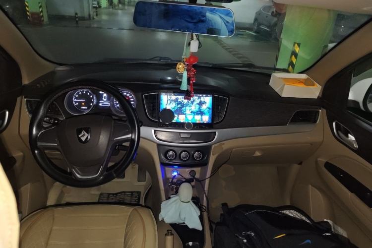 Used Baojun 730 2016 1.5L Manual Standard Version 7 Seats Center Console