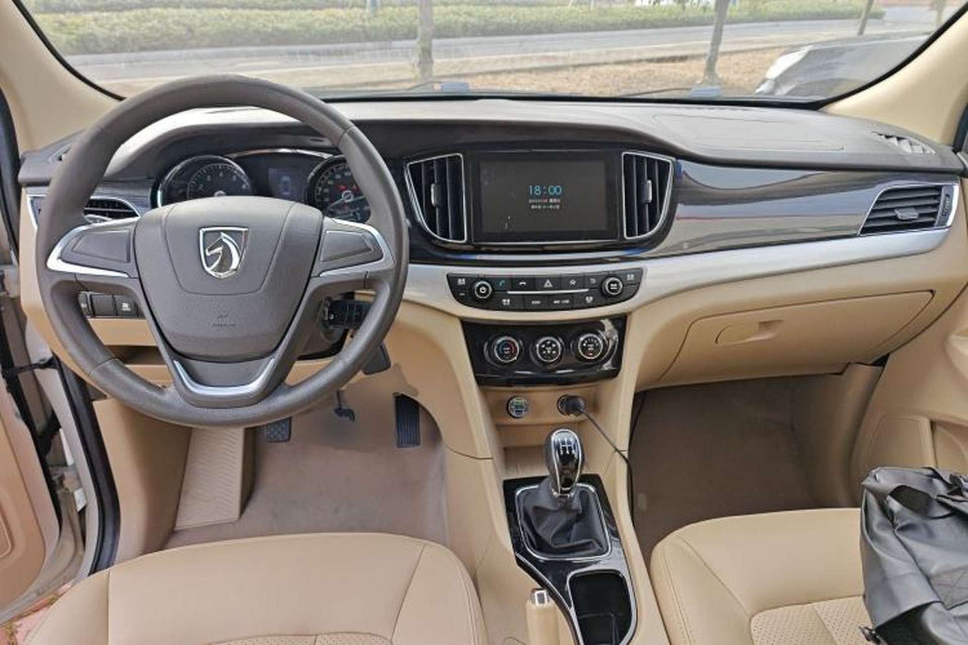Used Baojun 730 2016 1.5L Manual Comfort Version 7 Seats China V Emission Standard Center Console