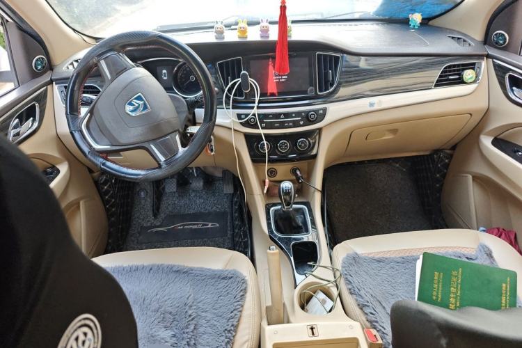 Used Baojun 730 2016 1.5L Manual Comfort Version 7 Seats China V Emission Standard Center Console