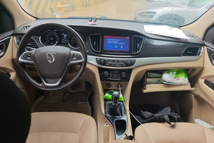 Used Baojun 730 2016 1.5L Manual Luxury Edition 7 Seats Center Console