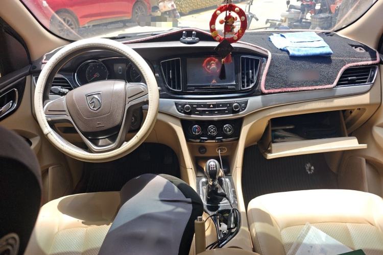 Used Baojun 730 2016 1.5L Manual Comfort Version 7 Seats China V Emission Standard Center Console