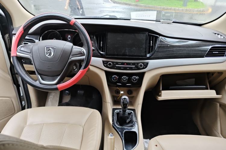 Used Baojun 730 2016 1.5T Manual Comfort Version 7 Seats Center Console