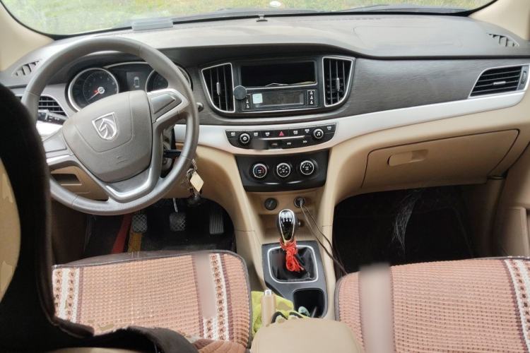 Used Baojun 730 2016 1.5L Manual Value Edition 7 Seats China V Emission Standard Center Console