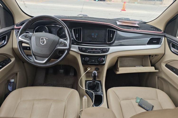 Used Baojun 730 2016 1.5T Manual Luxury Edition 7 Seats Center Console