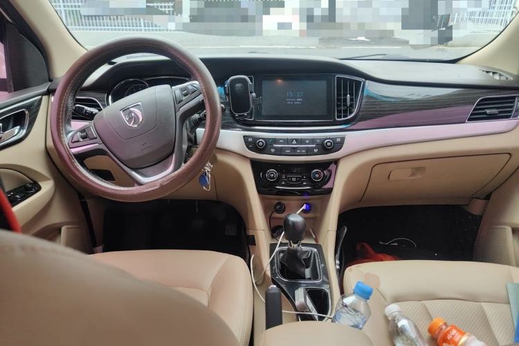 Used Baojun 730 2016 1.8L Manual Luxury Edition 7 Seats Center Console