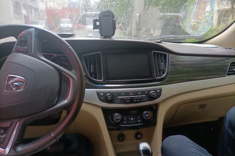 Used Baojun 730 2016 1.8L iAMT Luxury Model 7 Seats Center Console
