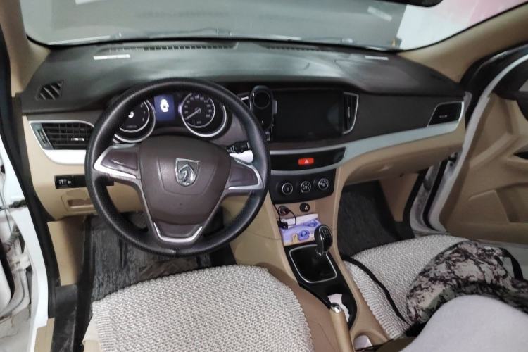 Used Baojun 730 2016 Revised 1.5L Manual Standard Version 7 Seats China V Emission Standard Center Console