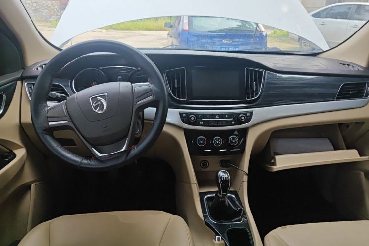 Used Baojun 730 2016 1.5L Manual Comfort Version 7 Seats China V Emission Standard Center Console