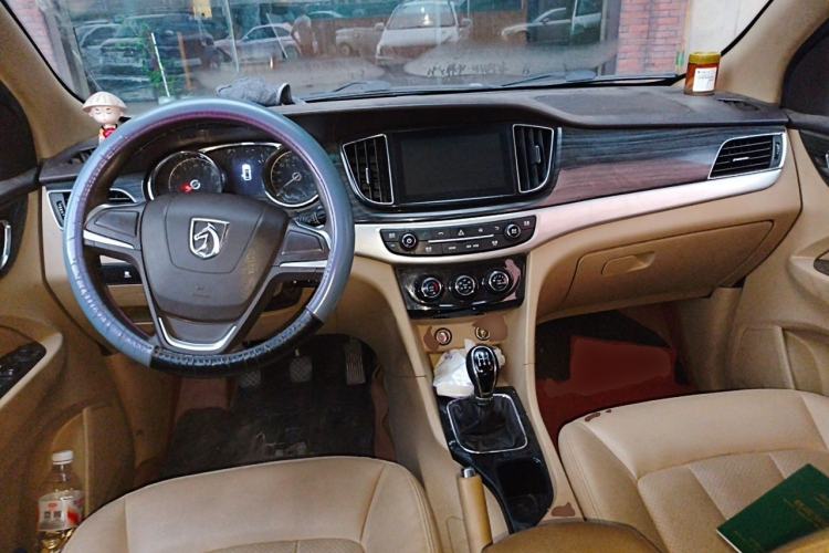 Used Baojun 730 2016 1.5L Manual Comfort Version 7 Seats China V Emission Standard Center Console