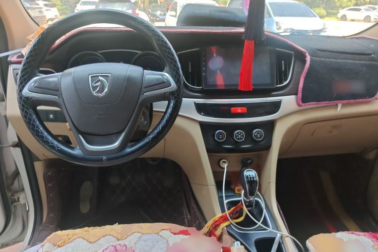 Used Baojun 730 2016 Revised 1.5L Manual Standard Version 7 Seats China V Emission Standard Center Console