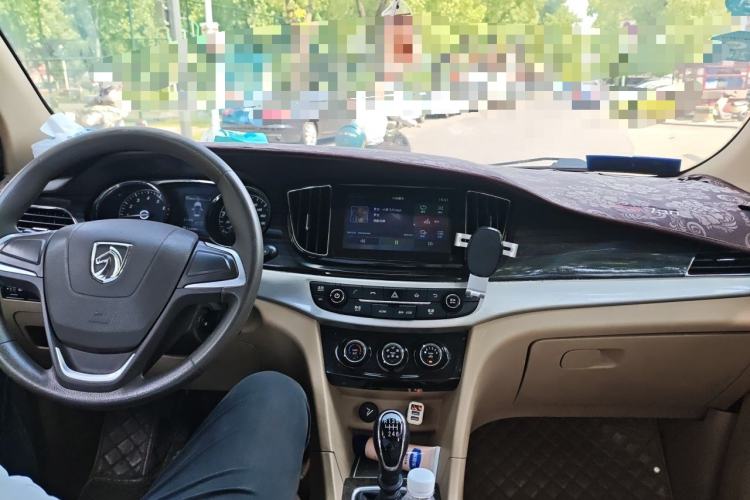 Used Baojun 730 2016 1.5T Manual Comfort Version 7 Seats Center Console