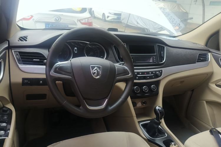 Used Baojun 730 2016 1.5L Manual Value Edition 7 Seats China V Emission Standard Center Console