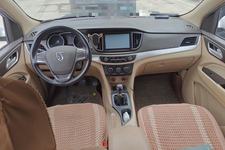 Used Baojun 730 2016 Revised 1.5L Manual Standard Version 7 Seats China V Emission Standard Center Console
