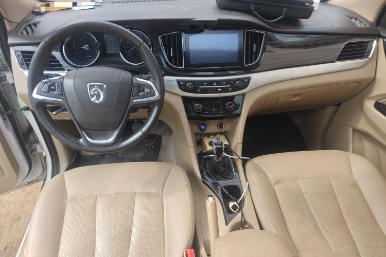 Used Baojun 730 2016 1.5L Manual Luxury Edition 7 Seats Center Console
