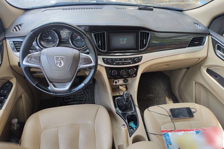 Used Baojun 730 2016 1.5L Manual Comfort Version 7 Seats China V Emission Standard Center Console