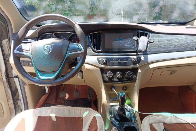 Used Baojun 730 2016 1.5L Manual Comfort Version 7 Seats China V Emission Standard Center Console