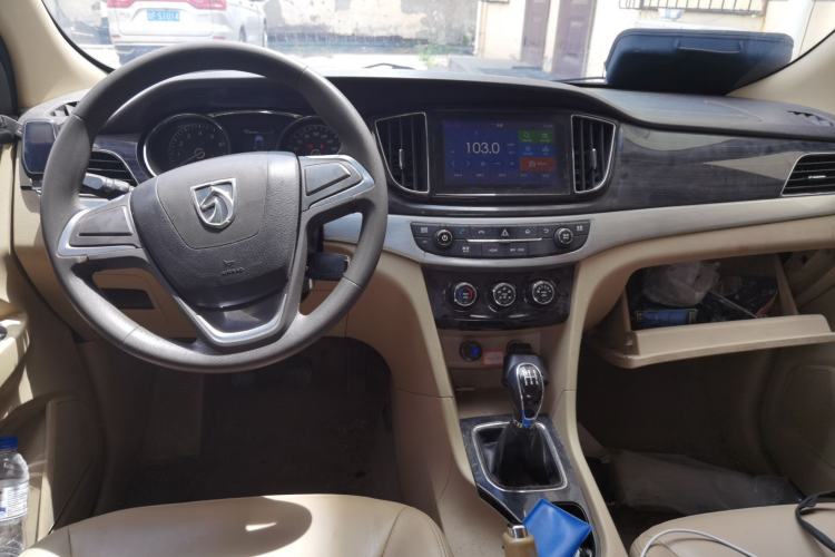 Used Baojun 730 2016 1.5L Manual Comfort Version 7 Seats China V Emission Standard Center Console