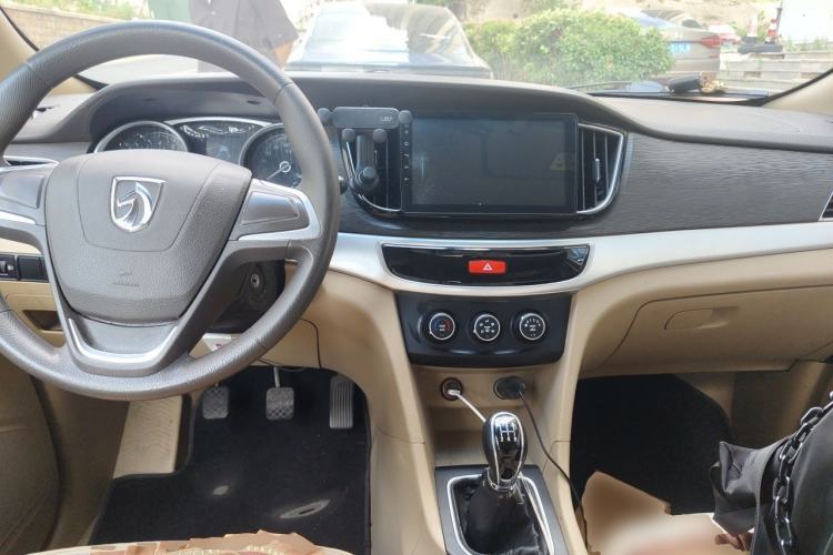 Used Baojun 730 2016 Revised 1.5L Manual Standard Version 7 Seats China V Emission Standard Center Console