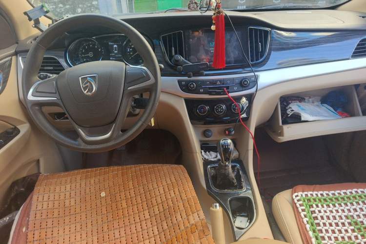 Used Baojun 730 2016 1.5L Manual Comfort Version 7 Seats China V Emission Standard Center Console