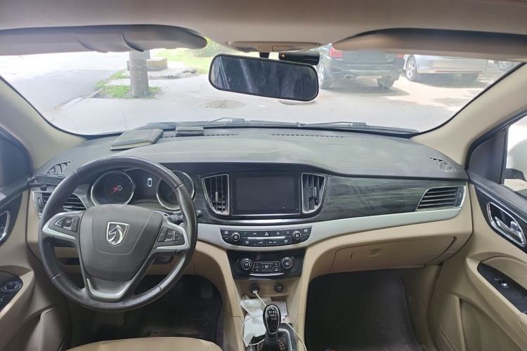 Used Baojun 730 2016 1.5T Manual Luxury Edition 7 Seats Center Console