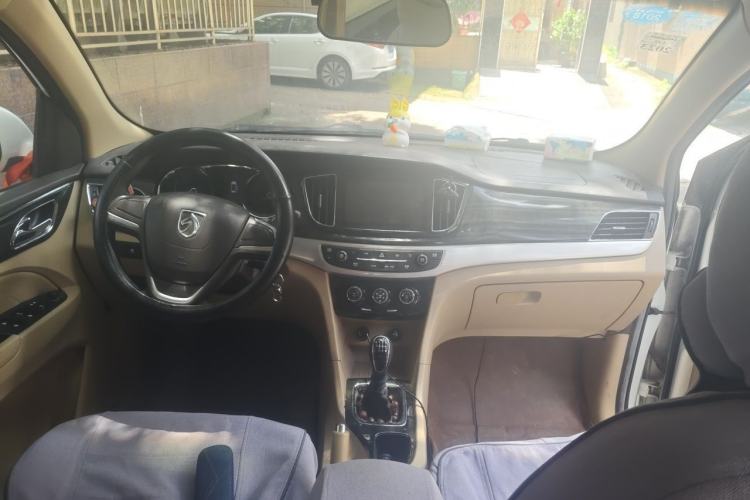 Used Baojun 730 2016 1.5T Manual Comfort Version 7 Seats Center Console