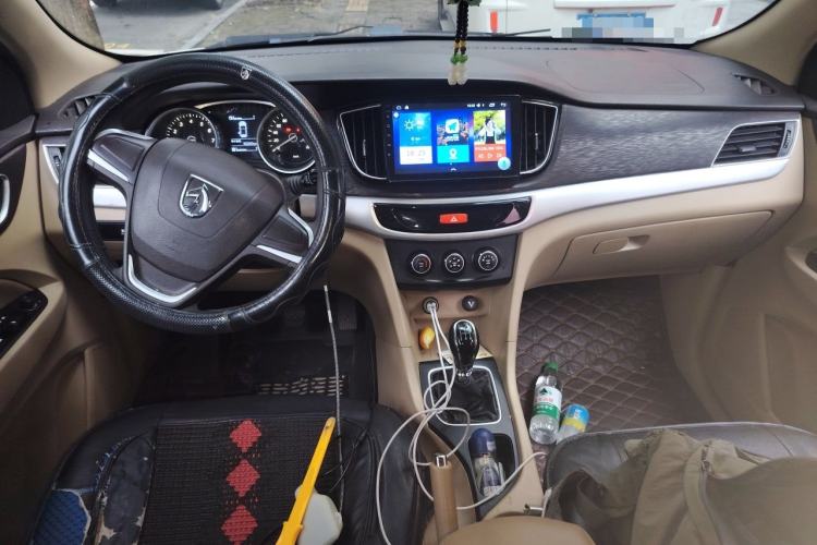 Used Baojun 730 2016 Revised 1.5L Manual Standard Version 7 Seats China V Emission Standard Center Console