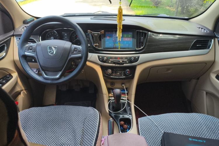 Used Baojun 730 2016 1.5L Manual Luxury Edition 7 Seats Center Console