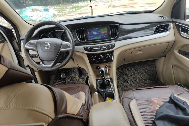 Used Baojun 730 2016 1.5T Manual Comfort Version 7 Seats Center Console