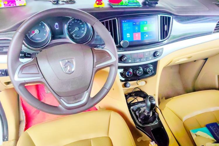 Used Baojun 730 2016 1.5L Manual Comfort Version 7 Seats China V Emission Standard Center Console
