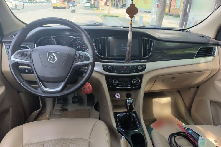 Used Baojun 730 2016 1.5L Manual Luxury Edition 7 Seats Center Console