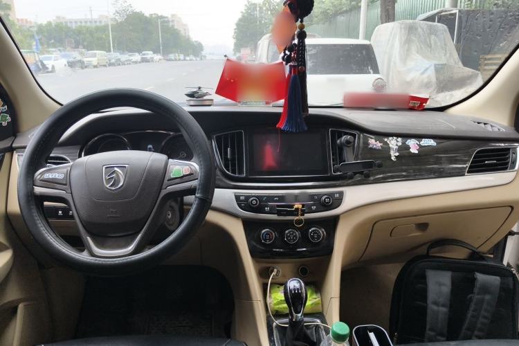 Used Baojun 730 2016 1.5L Manual Comfort Version 7 Seats China V Emission Standard Center Console