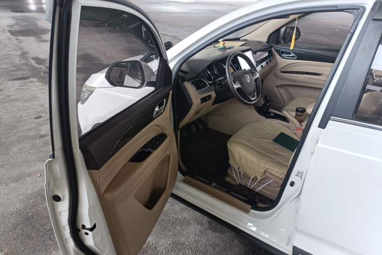 Used Baojun 730 2016 1.5L Manual Comfort Version 7 Seats China V Emission Standard Driver Seat