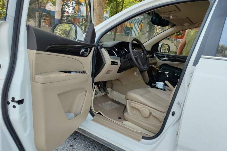 Used Baojun 730 2016 1.5T Manual Comfort Version 7 Seats Driver Seat