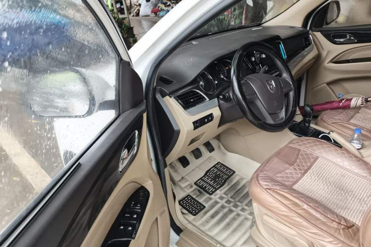 Used Baojun 730 2016 1.5T Manual Comfort Version 7 Seats Driver Seat