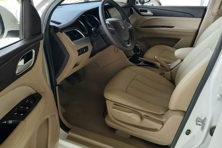 Used Baojun 730 2016 Revised 1.5L Manual Standard Version 7 Seats China V Emission Standard Driver Seat