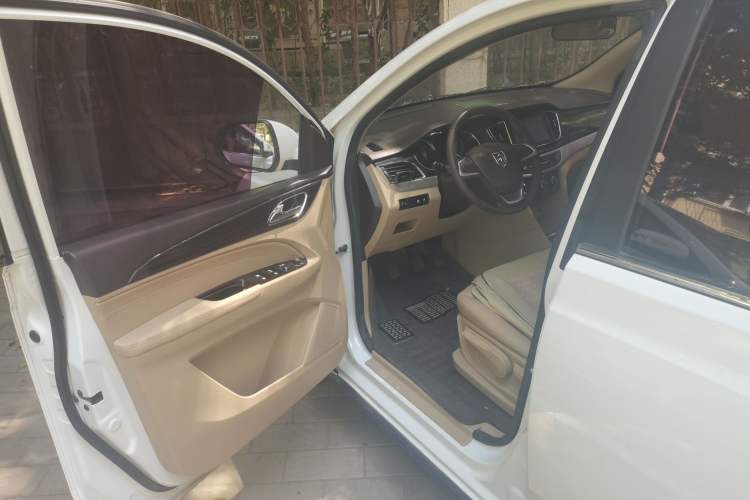 Used Baojun 730 2016 1.5T Manual Comfort Version 7 Seats Driver Seat